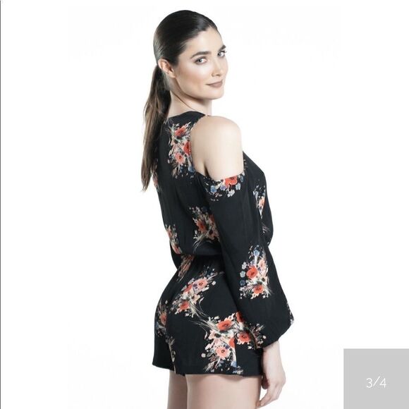 Willow & Clay Floral Cold Shoulder Romper NWT - Picture 3 of 5